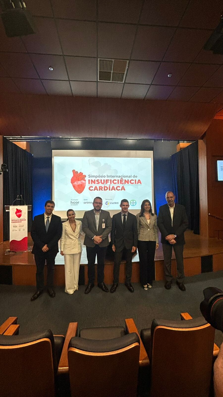Dra. Camilla Vilela Vieira apresentando “Como Otimizar a Terapia Farmacológica na Insuficiência Cardíaca”