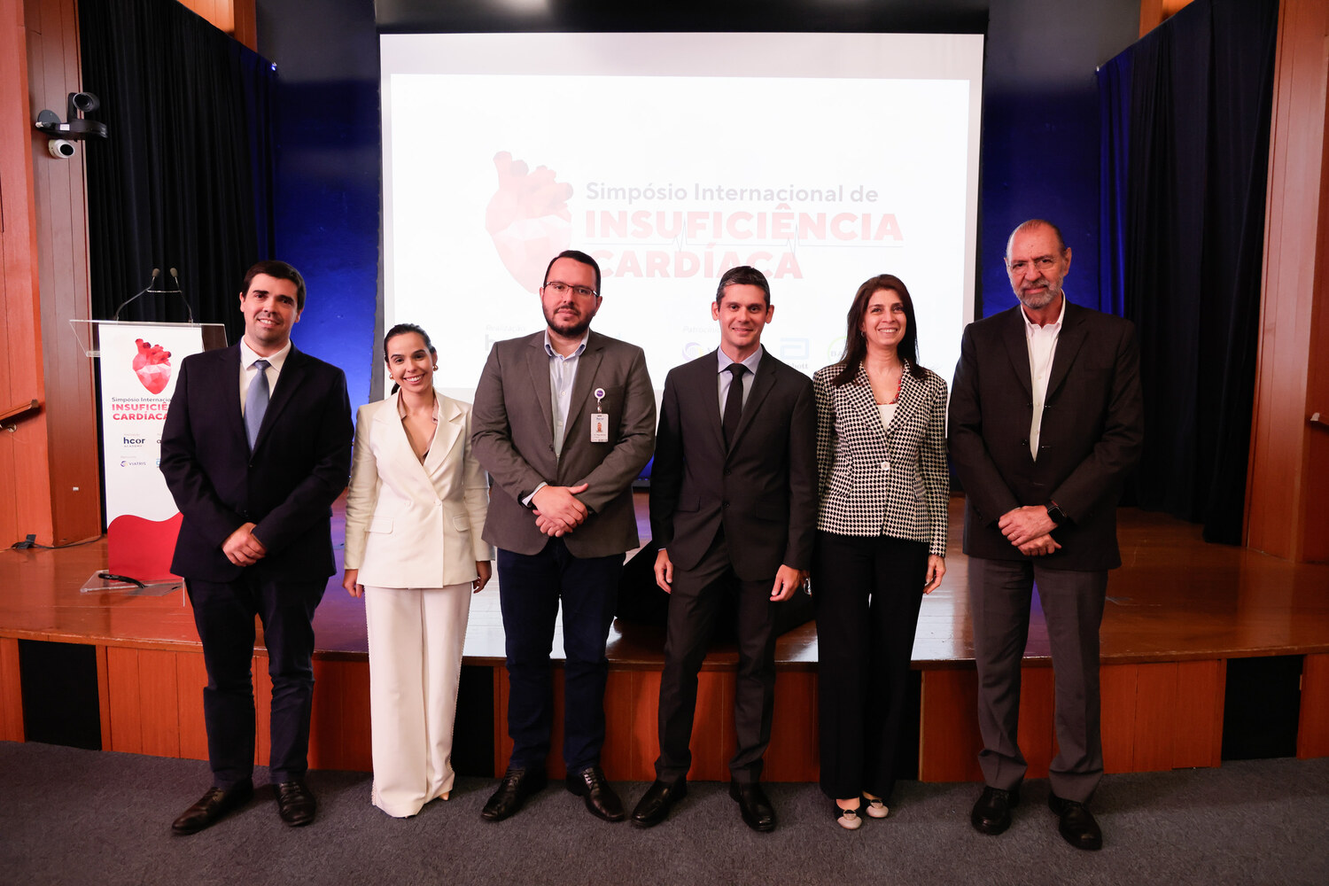 Dra. Camilla Vilela Vieira com a comissão organizadora do Simpósio Internacional de Insuficiência Cardíaca