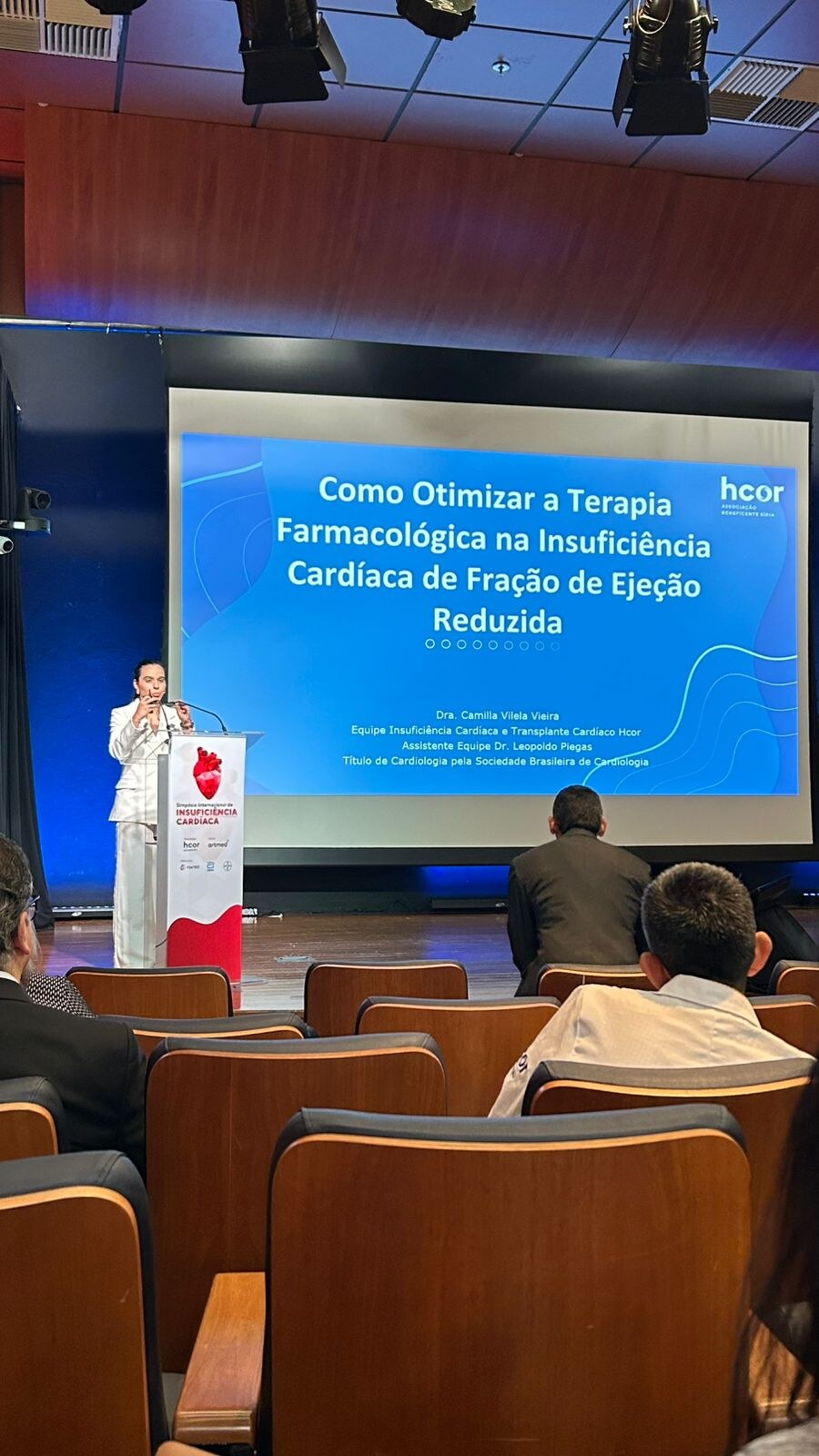 Dra. Camilla Vilela Vieira no palco do Simpósio Internacional de Insuficiência Cardíaca