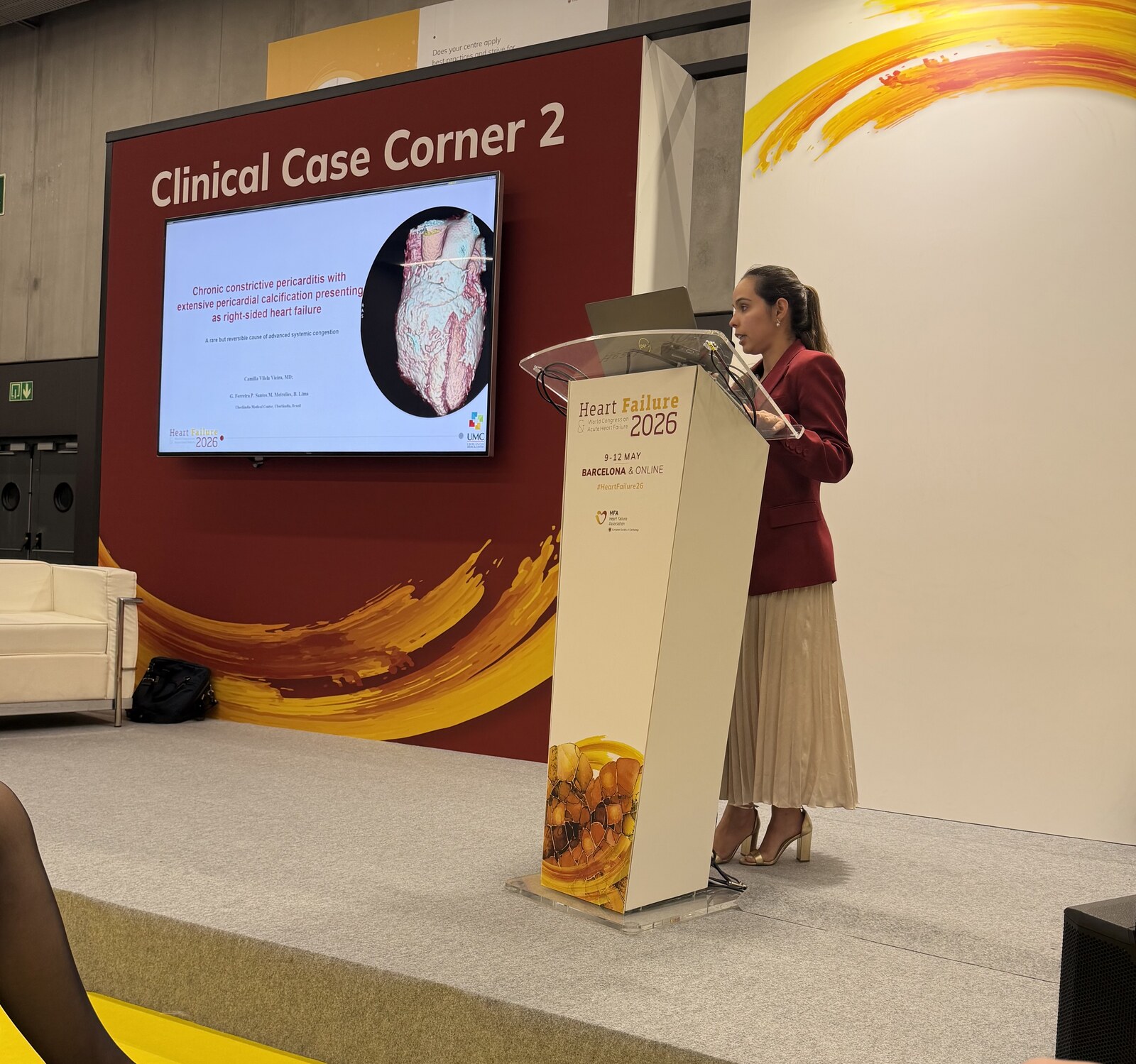 Dra. Camilla Vilela Vieira apresentando o caso “Pericardite constritiva crônica com calcificação pericárdica extensa” no Heart Failure 2026 World Congress, em Barcelona